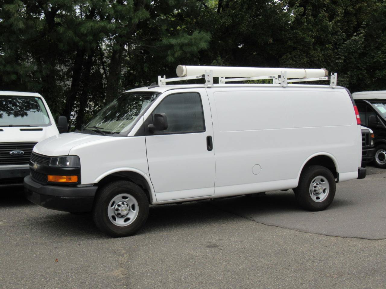 Used 2022 Chevrolet Express 3500 w/ Driver Convenience Package RWD image 2