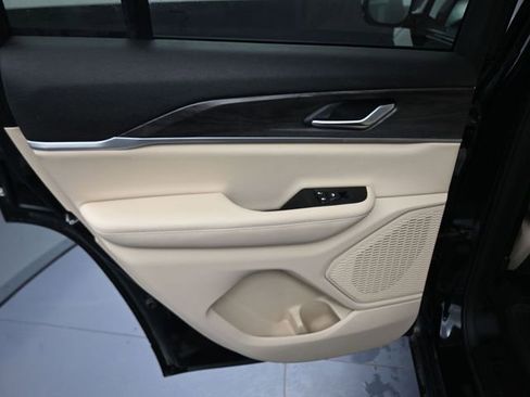Used 2023 Jeep Grand Cherokee Limited AWD/4WD image 25