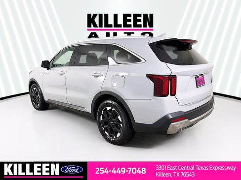 Used 2025 Kia Sorento S image 6