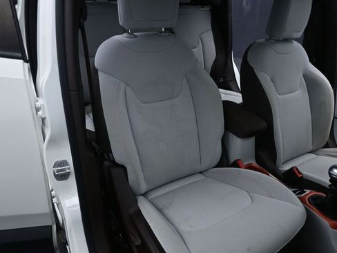 Used 2015 Jeep Renegade Latitude AWD/4WD image 19