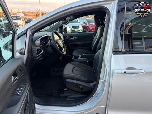 New 2026 Chrysler Pacifica Select w/ S Appearance Package image 11