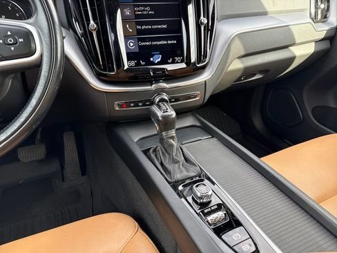 Used 2020 Volvo XC60 T5 Momentum w/ Protection Package AWD/4WD image 11