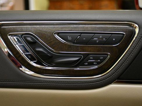 Used 2019 Lincoln Continental Select w/ Continental Climate Package image 17