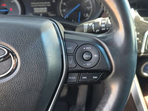 Used 2021 Toyota Venza Limited image 24