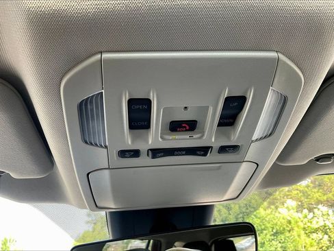 Used 2025 Toyota Highlander XLE FWD image 17