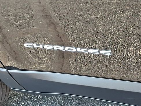 Used 2022 Jeep Cherokee Limited image 34