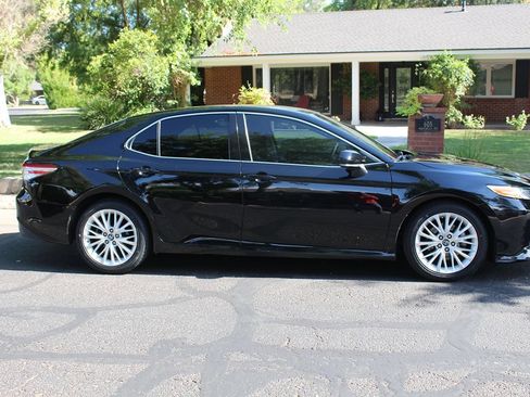 Used 2018 Toyota Camry XLE FWD image 3