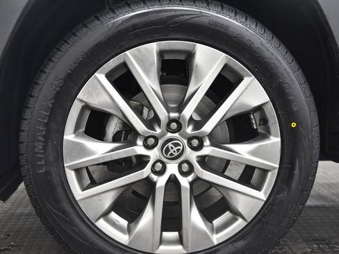 Used 2021 Toyota RAV4 XLE Premium image 8