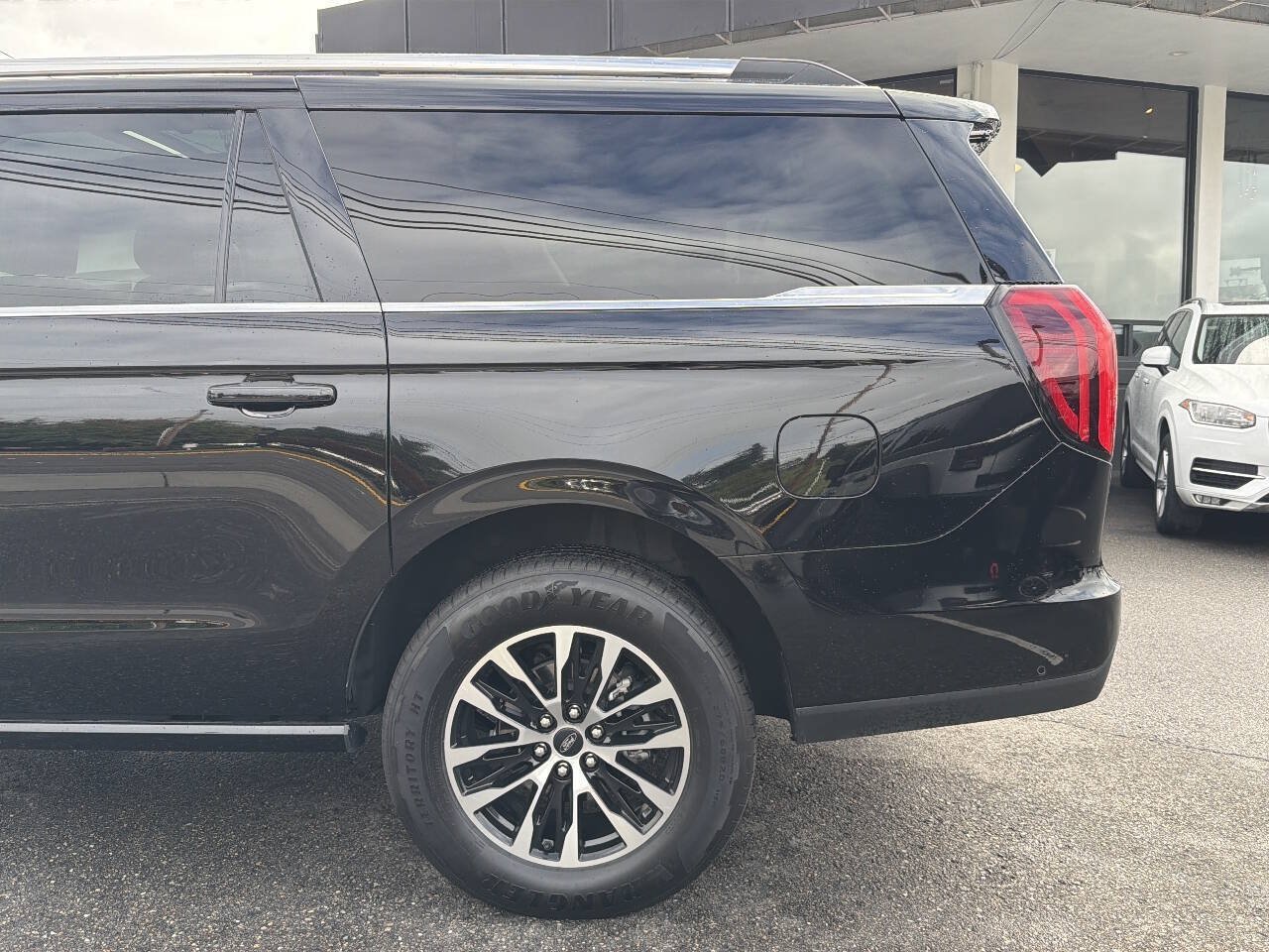 Used 2025 Ford Expedition Max Platinum AWD/4WD image 3