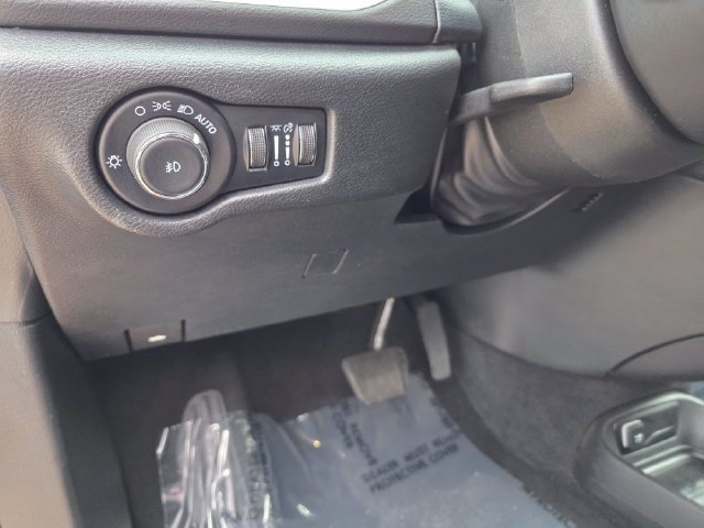 Certified 2025 Chrysler Pacifica Select FWD image 24
