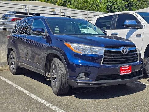 Used 2016 Toyota Highlander XLE AWD/4WD image 3