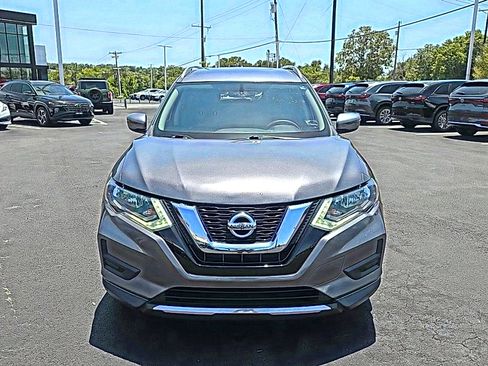 Used 2017 Nissan Rogue SV FWD image 2