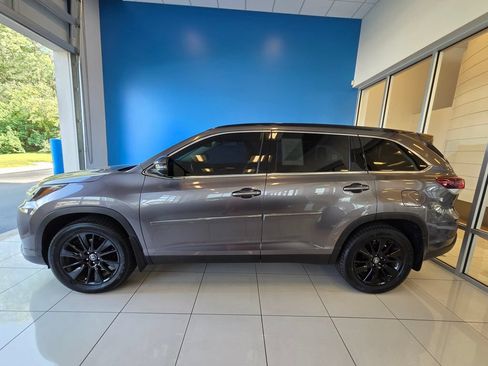 Used 2019 Toyota Highlander SE AWD/4WD image 4