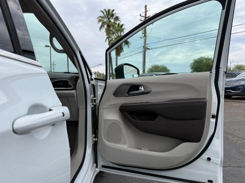 Used 2017 Chrysler Pacifica Touring FWD image 32