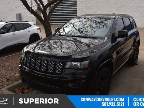 Used 2017 Jeep Grand Cherokee Altitude image 1