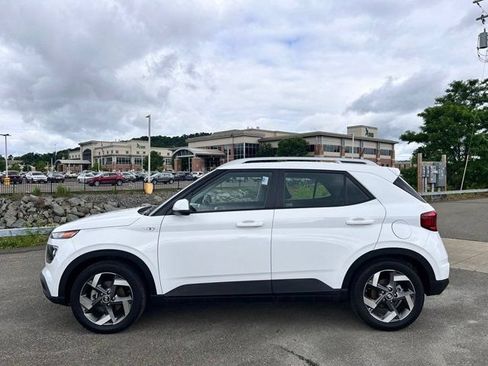 Used 2023 Hyundai Venue SEL w/ Cargo Package FWD image 2
