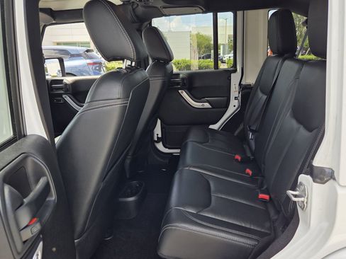 Used 2017 Jeep Wrangler Unlimited Rubicon AWD/4WD image 14