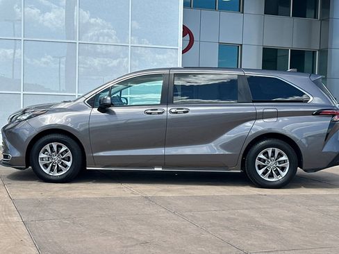 Certified 2022 Toyota Sienna XLE FWD image 8