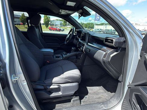 Used 2025 Toyota Tacoma SR5 AWD/4WD image 17