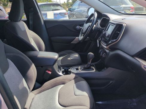 Used 2018 Jeep Cherokee Latitude w/ Altitude Package image 24