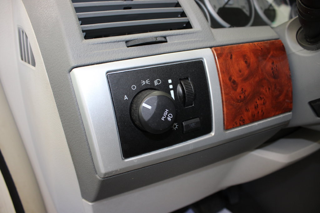Used 2009 Chrysler Town & Country Touring FWD image 21