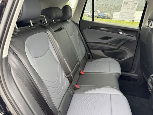 Used 2025 Volkswagen Tiguan SE AWD/4WD image 14