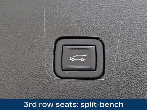 Used 2023 Chevrolet Traverse RS AWD/4WD image 32