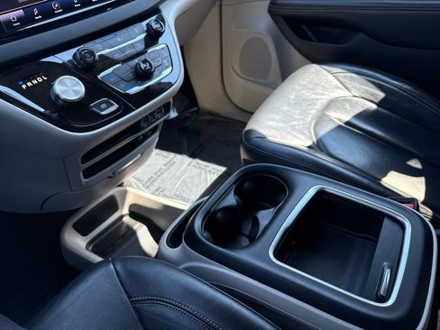 Used 2022 Chrysler Pacifica Touring-L FWD image 22