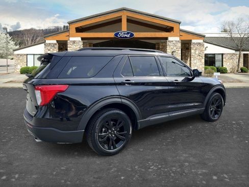 Used 2022 Ford Explorer XLT w/ Equipment Group 202A image 5