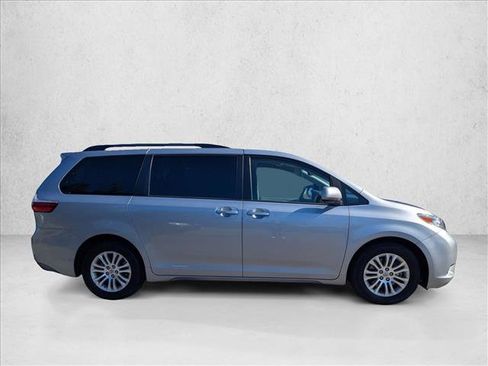 Used 2015 Toyota Sienna XLE Premium image 4