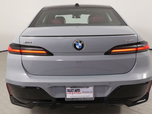 Used 2024 BMW 740i xDrive image 11