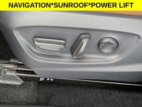 Used 2025 Toyota Crown Signia w/ Advanced Technology Package image 15