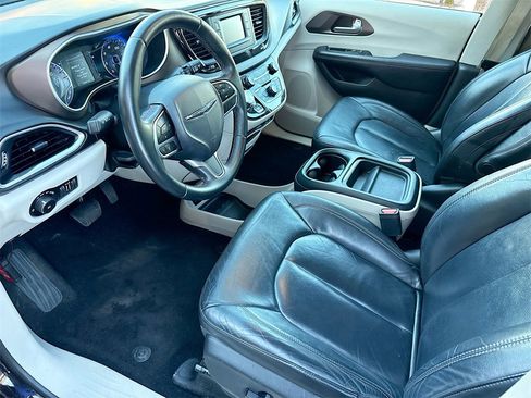 Used 2017 Chrysler Pacifica Touring-L image 24