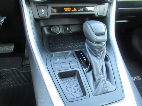 Used 2019 Toyota RAV4 LE FWD image 25
