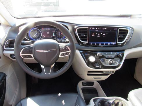 Used 2024 Chrysler Pacifica Touring-L FWD image 5