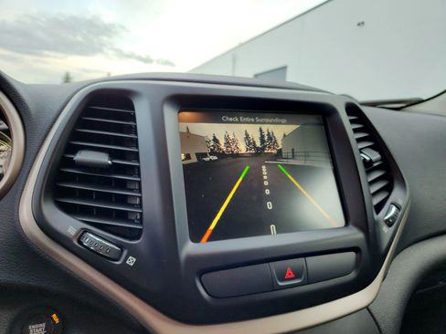 Used 2016 Jeep Cherokee Limited image 10