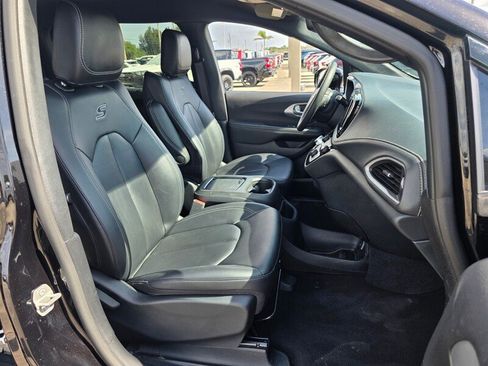 Used 2024 Chrysler Pacifica Touring-L w/ S Appearance Package AWD/4WD image 17