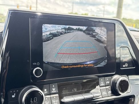 Used 2023 Toyota Highlander XLE AWD/4WD image 19