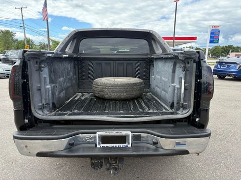 Used 2005 Chevrolet Avalanche Z71 w/ Preferred Equipment Group image 6