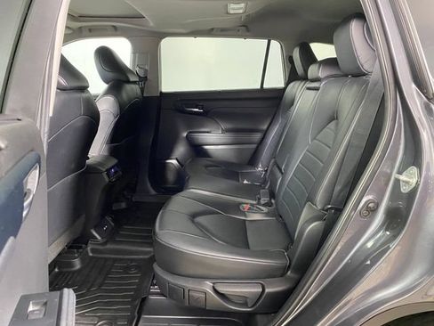 Used 2023 Toyota Highlander XLE AWD/4WD image 13