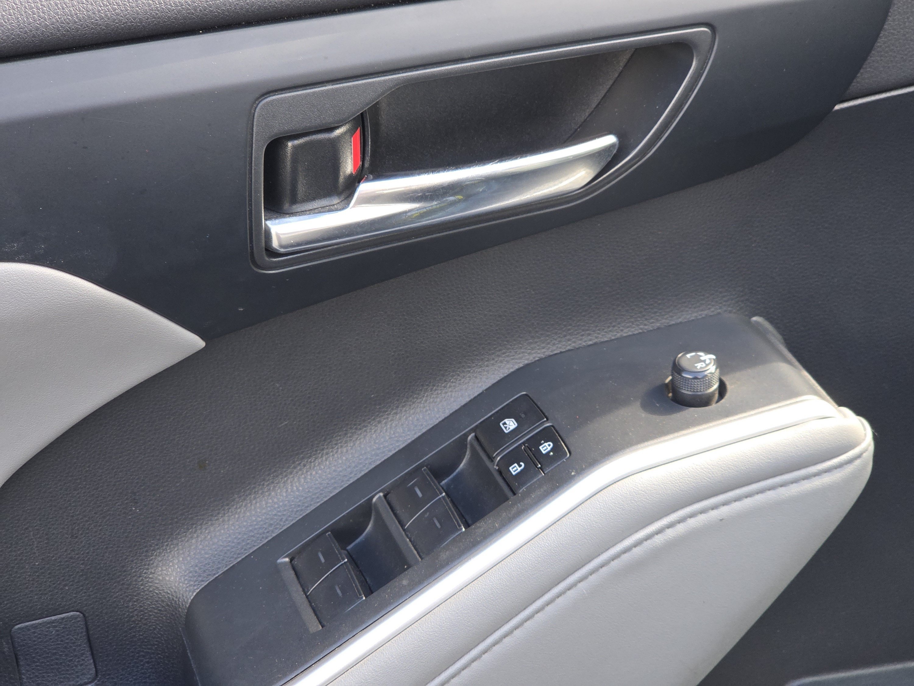 Used 2023 Toyota Highlander XLE AWD/4WD image 36