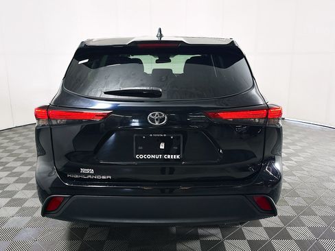 Used 2023 Toyota Highlander L FWD image 4