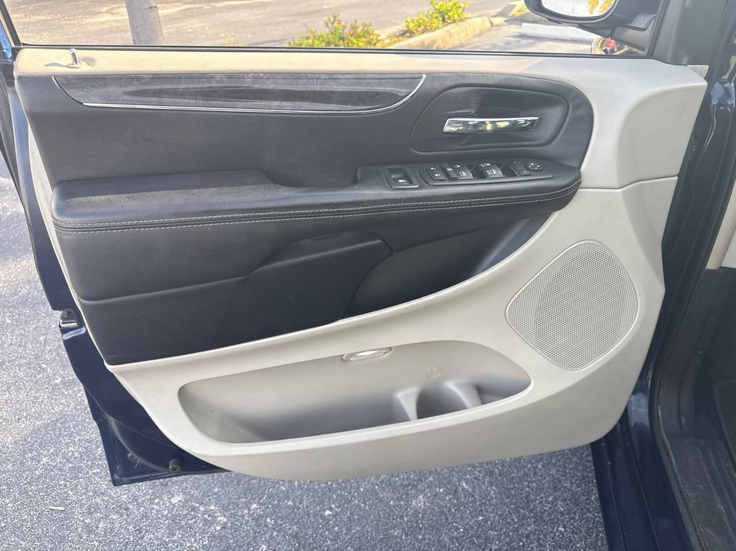 Used 2014 Chrysler Town & Country Touring FWD image 9