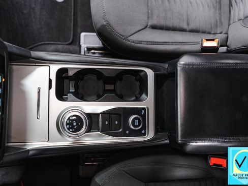 Used 2020 Ford Explorer XLT image 16