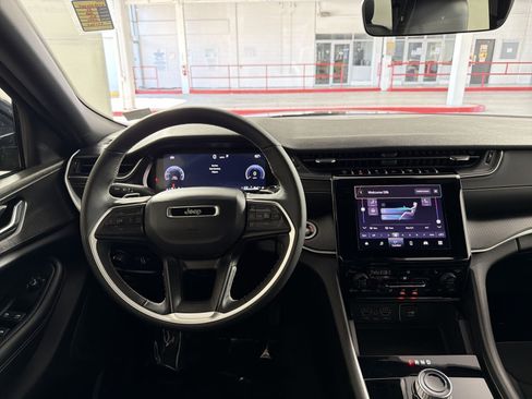 Used 2025 Jeep Grand Cherokee Altitude image 16