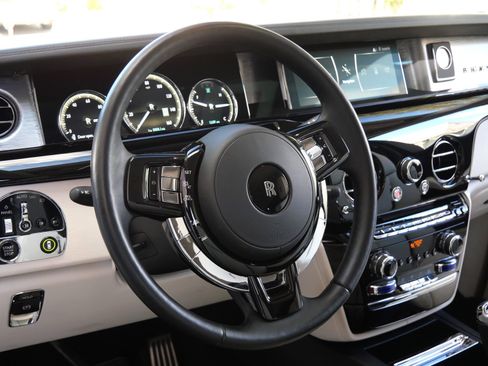 Used 2024 Rolls-Royce Phantom Extended Wheelbase w/ The Phantom Package image 25