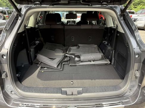 Used 2020 Toyota Highlander LE FWD image 11