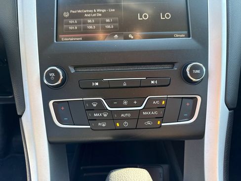 Used 2016 Ford Fusion SE FWD image 21