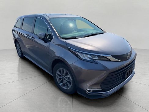 Used 2023 Toyota Sienna XLE image 4