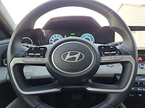 Used 2025 Hyundai Elantra Limited image 30